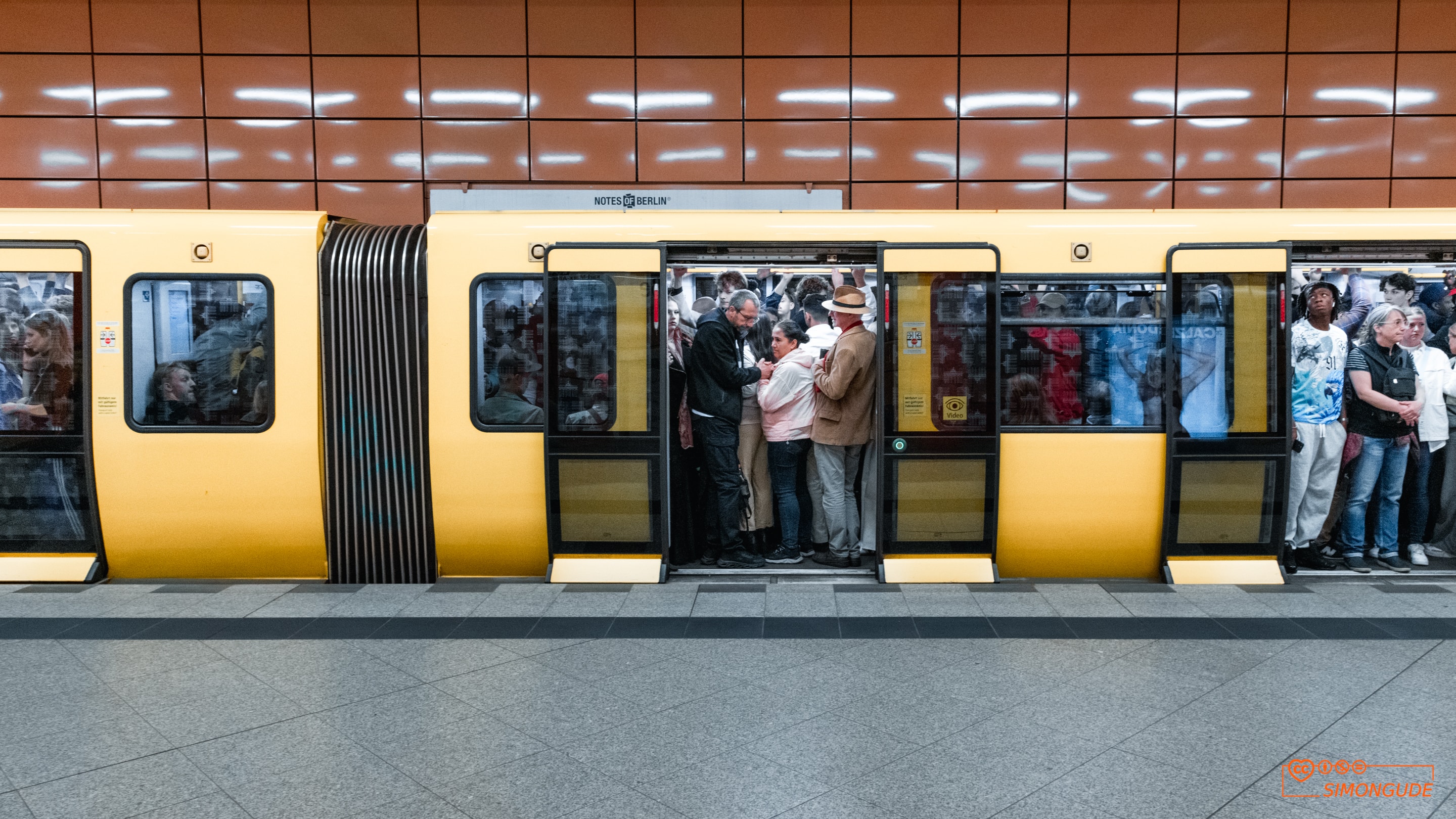 Street Photography by Simon Gude